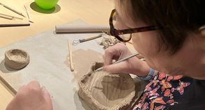 Wie einst Gefäße entstanden: Bewohnerinnen und Bewohner des Hamburger-Lebenshilfe Werks entdecken die Kunst des Töpferns.