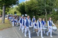 Angeführt vom Spielmanns- und Fanfarenzug Neustadt zog der Festumzug durch die Straßen.