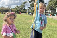 Lizzy-Mae Boland und Leon Dubrawski freuten sich über ihre Königstitel bei den „Fröschen“.