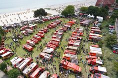 Rund 170 Einsatzfahrzeuge und zahlreiche Hilfsorganisationen verwandeln die Wiese an der Uferstraße beim Tag der Feuerwehr erneut in eine große Blaulichtmeile direkt an der Grömitzer Promenade.