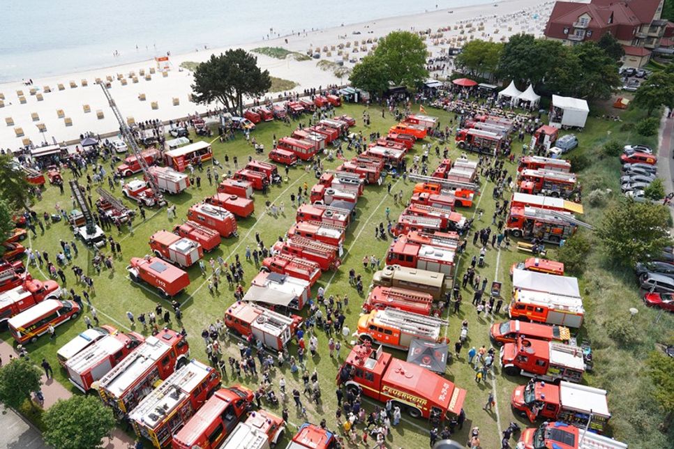 Rund 170 Einsatzfahrzeuge und zahlreiche Hilfsorganisationen verwandeln die Wiese an der Uferstraße beim Tag der Feuerwehr erneut in eine große Blaulichtmeile direkt an der Grömitzer Promenade.
