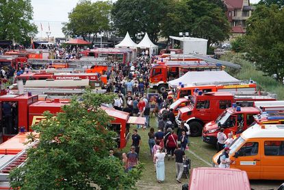 Zahlreiche Feuerwehren und Hilfsorganisationen präsentieren beim Tag der Feuerwehr in Grömitz ihre Fahrzeuge, Technik und ehrenamtliche Arbeit.