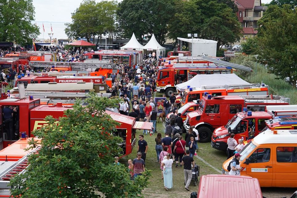 Zahlreiche Feuerwehren und Hilfsorganisationen präsentieren beim Tag der Feuerwehr in Grömitz ihre Fahrzeuge, Technik und ehrenamtliche Arbeit.