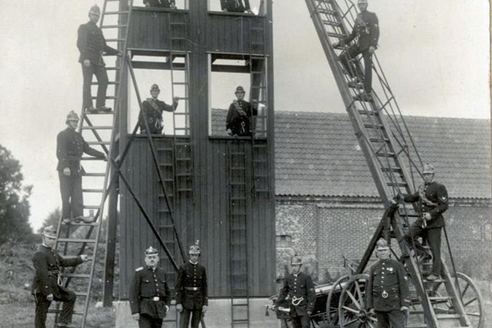 Freiwillige Feuerwehr, Steigerübung Hochtorstraße, um 1910.