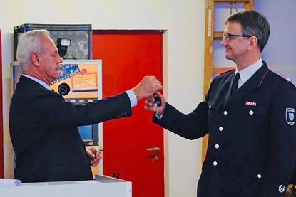 Bürgermeister Dieter Schuster (l.) überreicht die Fahrzeugschlüssel an Gemeindewehrführer Jan Treydte.