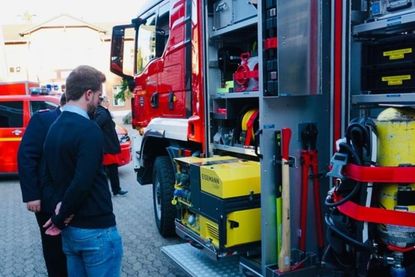 Nach der Schlüsselübergabe nutzten Gäste die Gelegenheit, einen Blick auf die technischen Geräte zu werfen und sich über die vielfältigen Einsatzmöglichkeiten des neuen Fahrzeugs zu informieren.
