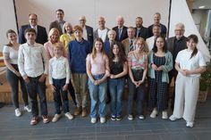 Schülerinnen und Schüler mit Funktionsträgern von Schule und Rotary-Club sowie Gästen.