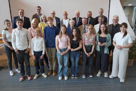 Schülerinnen und Schüler mit Funktionsträgern von Schule und Rotary-Club sowie Gästen.