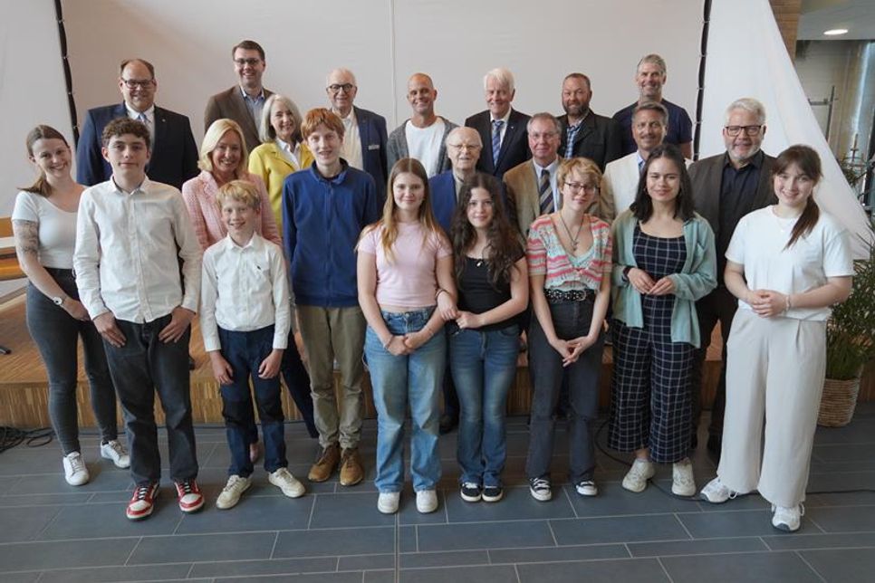 Schülerinnen und Schüler mit Funktionsträgern von Schule und Rotary-Club sowie Gästen.