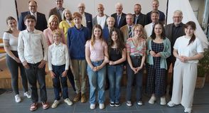 Schülerinnen und Schüler mit Funktionsträgern von Schule und Rotary-Club sowie Gästen.
