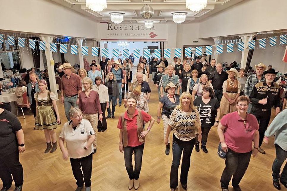 Bis die Sohlen qualmen: Die Kieler Line Dancer und ihre Gäste gönnten sich beim Charity Event im Oktoberfest-Format einen aktionsreichen Abend, der am Ende 855 Euro Spendengeld für das Projekt „Mittendrin“ der Schleswig-Holsteinischen Krebsgesellschaft ergab.