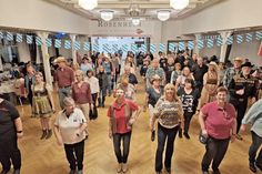 Bis die Sohlen qualmen: Die Kieler Line Dancer und ihre Gäste gönnten sich beim Charity Event im Oktoberfest-Format einen aktionsreichen Abend, der am Ende 855 Euro Spendengeld für das Projekt „Mittendrin“ der Schleswig-Holsteinischen Krebsgesellschaft ergab.