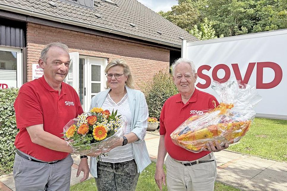 Die Preetzer Ortsvorsitzenden Ove von Dohlen (links) und Kurt Heese überreichten Kirsten Schloer als Neumitglied mit der Schnapszahl 3.333 Blumen und Präsent.