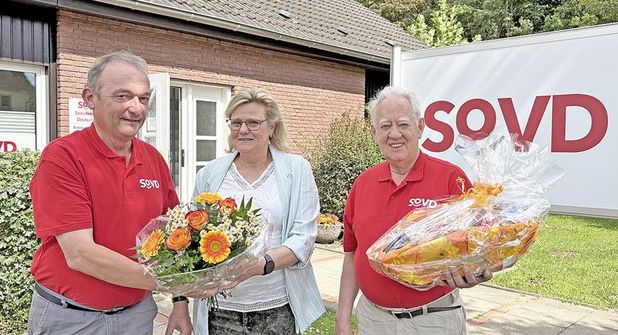 Die Preetzer Ortsvorsitzenden Ove von Dohlen (links) und Kurt Heese überreichten Kirsten Schloer als Neumitglied mit der Schnapszahl 3.333 Blumen und Präsent.