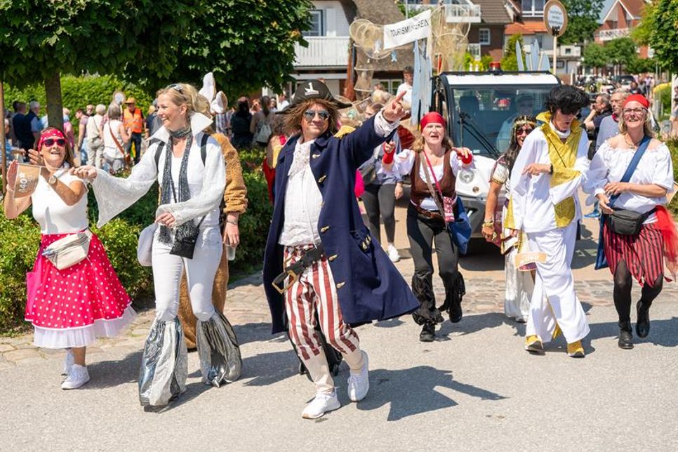 Der Jubiläumstag begann mit einem großen Festumzug durch den Ort.
