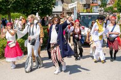 Der Jubiläumstag begann mit einem großen Festumzug durch den Ort.