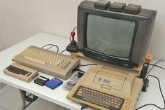 Neben weiteren Retrocomputern sind in der Ausstellung dieser Atari 400, ein Commodore C64 und dessen Nachbau zu entdecken.