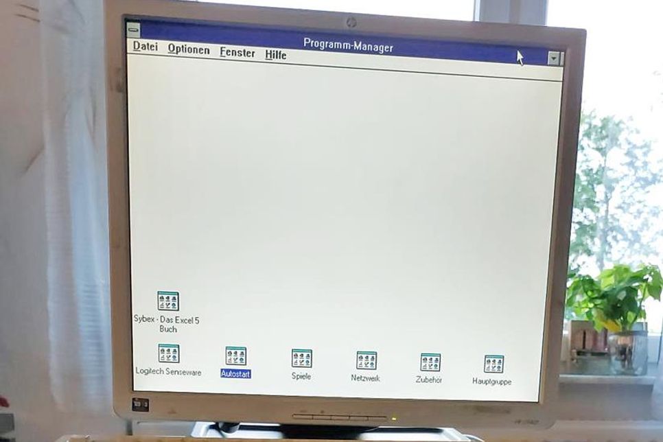 Rund dreißig Jahre alt ist dieser Desktop-Rechner von Siemens. Als Betriebssystem installiert ist das netzwerkfähige Windows for Workgroups 3.11, das Microsoft 1993 auf den Mark brachte.