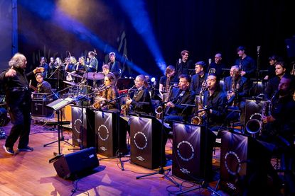 Unter der Leitung von Prof. Bernd Ruf spielen Studierende aus unterschiedlichsten Studiengängen in der MHL-Bigband.