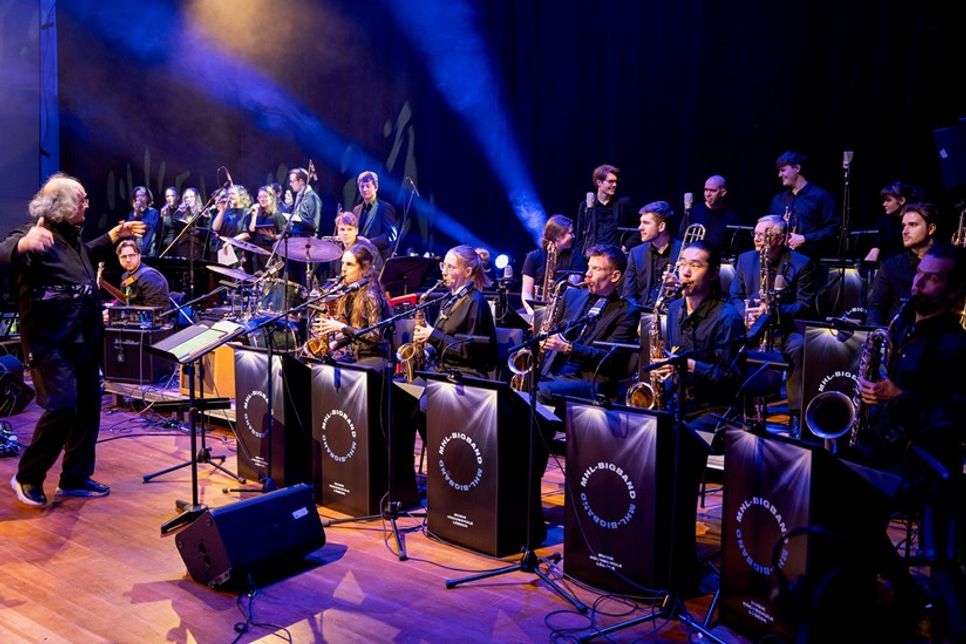 Unter der Leitung von Prof. Bernd Ruf spielen Studierende aus unterschiedlichsten Studiengängen in der MHL-Bigband.