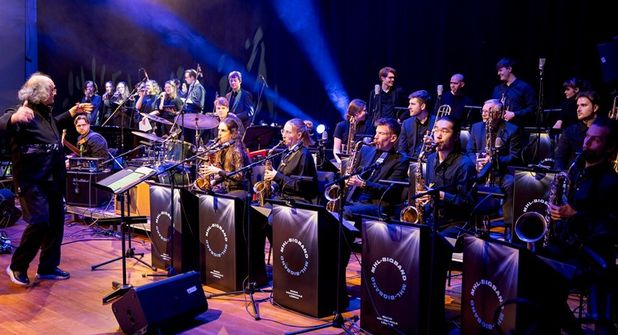 Unter der Leitung von Prof. Bernd Ruf spielen Studierende aus unterschiedlichsten Studiengängen in der MHL-Bigband.