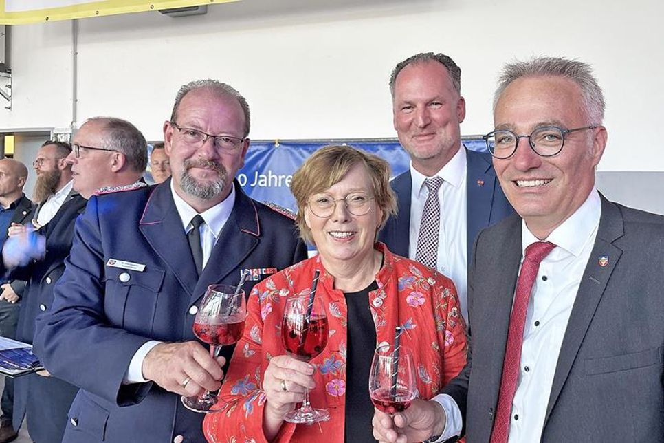 Festkommers mit Prominenz (von links): Stadtwehrführer Manfred Wenselowski, Innenministerin Dr. Sabine Sütterlin-Waack, Landrat Björn Demmin und Bürgermeister Tim Brockmann.