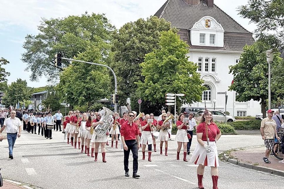 Der Mädchen-Musikzug Neumünster führte einen Tross beim Sternmarsch an.