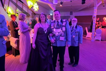 Der amtierende Schützenkönig Benedikt Steiner der I. mit seiner Königin Annika der I. sowie der Flügeladjutant des Königs Major der Reserve Dieter Langebeck (v. lks.).