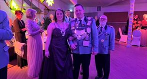 Der amtierende Schützenkönig Benedikt Steiner der I. mit seiner Königin Annika der I. sowie der Flügeladjutant des Königs Major der Reserve Dieter Langebeck (v. lks.).