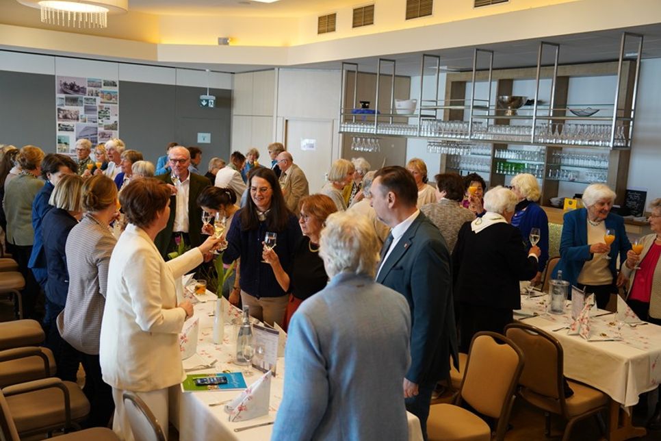 Auf den 75. Geburtstag wurde mit einem Gläschen Sekt angestoßen.