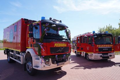 Der ganze Stolz der Gemeindewehr Grömitz und der Feuerwehr Guttau: Der Gerätewagen Logistik (vorn).