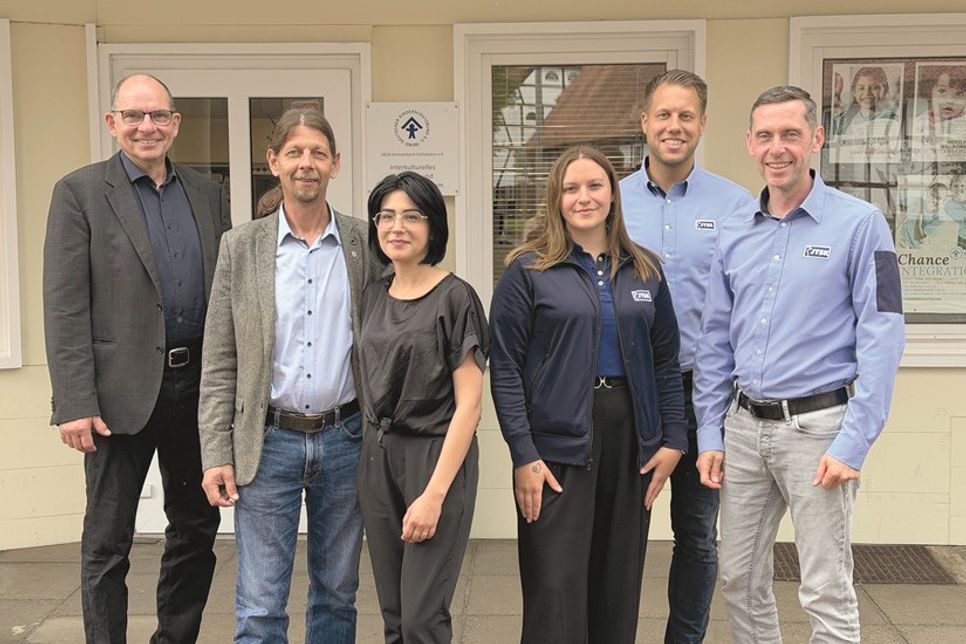 Freuen sich über die gute Partnerschaft: Martin Liegmann, Matthias Thoms und Laila Brais (Kinderschutzbund) mit Madita Lepomäki, Christoph Hein und Thomas Palenga von JYSK.