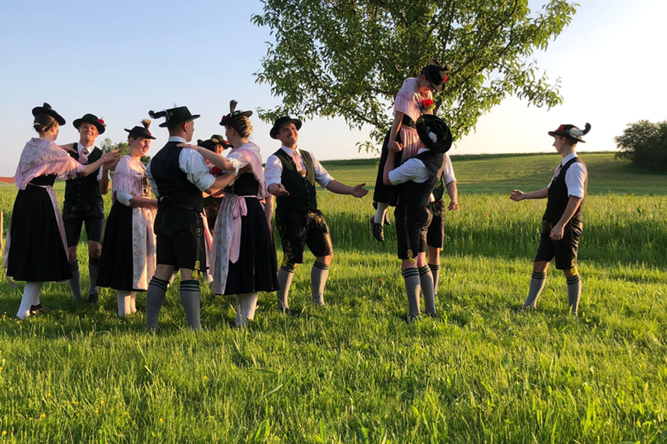 Der Trachtenverein Immergrün ist im schönen Kolbermoor zuhause. Kolbermoor liegt im bayrischen Alpenvorland im oberbayrischen Landkreis Rosenheim. Bayrische Tänze und Schuhplatteln wird am 7. September auf dem Programm stehen.
