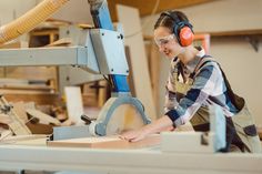 Wer gerne anpackt und im Team sichtbare Ergebnisse schaffen möchte, findet im Baugewerbe eine Ausbildung mit Zukunft.
