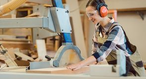 Wer gerne anpackt und im Team sichtbare Ergebnisse schaffen möchte, findet im Baugewerbe eine Ausbildung mit Zukunft.
