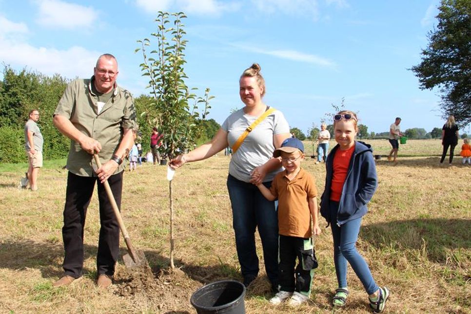 Familie Gehrdt setzte einen Birnbaum  für den vierjährigen Heinrich Theodor.