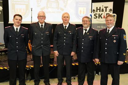 Pascal Horstmann (lks.) zeichnete gemeinsam mit Manfred Lübke (re.) Joachim Klempnow, Joachim Olandt und Andreas Horstmann (v. lks.) für langjährige Mitgliedschaft aus.