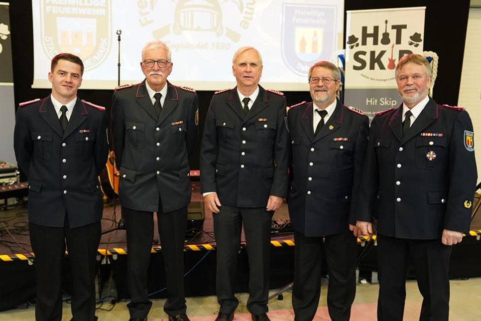 Pascal Horstmann (lks.) zeichnete gemeinsam mit Manfred Lübke (re.) Joachim Klempnow, Joachim Olandt und Andreas Horstmann (v. lks.) für langjährige Mitgliedschaft aus.