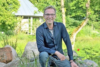 Als ehrenamtlich engagierter Umweltbeauftragter der Stadt Plön ist Ludwig Ascemper im Stadtgebiet, an den Seen – oder wie hier im Alten Apfelgarten - viel unterwegs, um Themen des Natur- und Artenschutzes aufzugreifen.