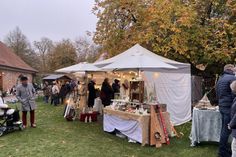 Kunsthandwerk, kulinarische Köstlichkeiten und ein abwechslungsreiches Programm erwartet die Besucher des Martinsmarktes.