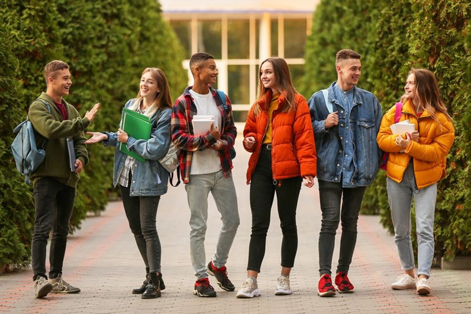 Der öffentliche Dienst bietet jungen Menschen vielseitige Ausbildungswege, von Verwaltung und Technik bis hin zu Organisation und Bürgerservice.