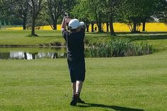 Ein klasse Golfschwung, der Ball landete dicht neben der Fahne auf dem Grün der Bahn 4.