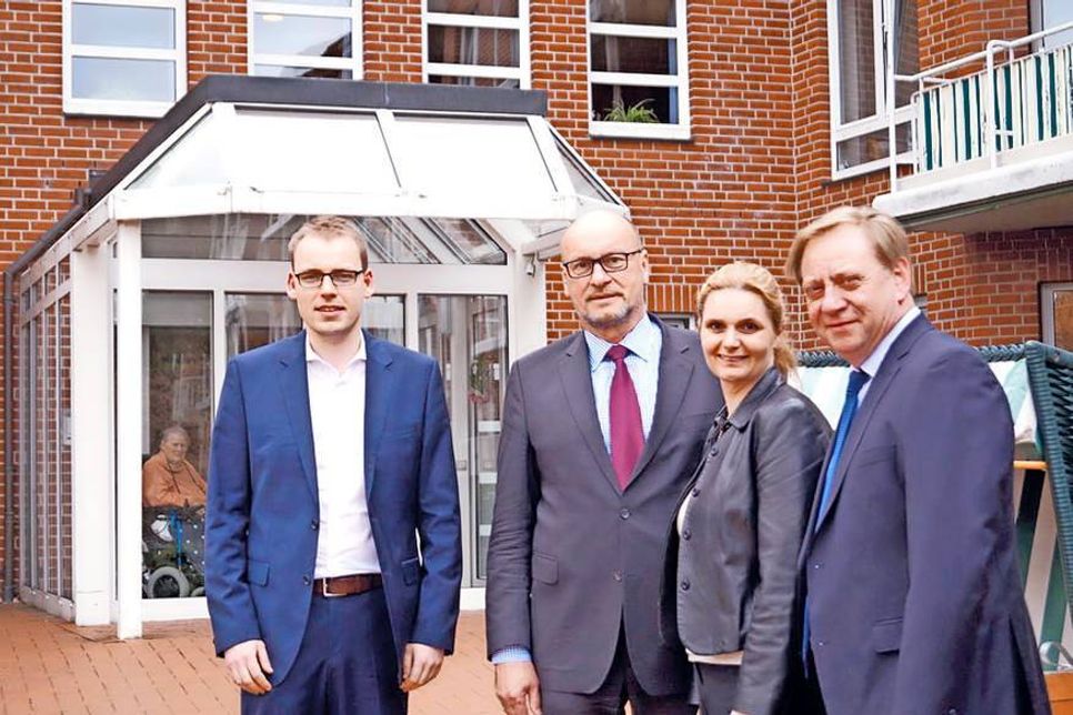 Ingo Gädechens, MdB (r.) besuchte gemeinsam mit Timmendorfs Bürgervorsteherin Anja Evers und dem CDU-Landtagskandidaten Hartmut Hamerich (r.), MdL, die Einrichtung von Philip Wanke. (Foto: hfr)