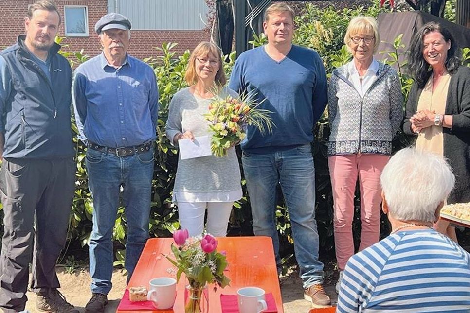 Preisverleihung in Schulendorf (von links): Daniel Szogs (Firma Rahlf), Storchenvater Leo Pietsch, Karin March, Andreas Rahlf, Gabriele Jungk und Bürgermeisterin Bettina Schäfer.