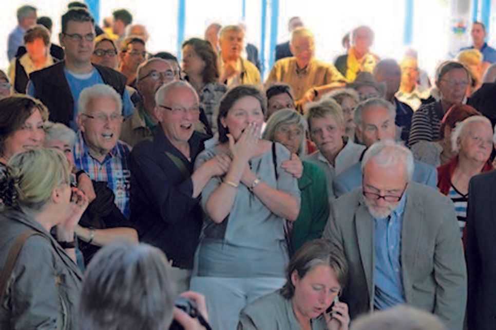Fast ungläubig beobachten Tanja Rönck und ihr Mann Andreas, wie sie sich mit jedem Wahlbezirk klarer an die Spitze setzt.