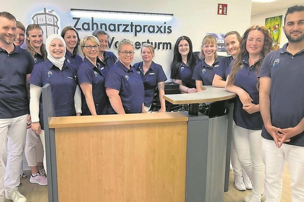 Das Team von der Zahnarztpraxis am Wasserturm (v. lks.): Carsten Ehlert, Maraike Ehlert, Franziska Jäckisch, Nour Alabdullah, Christina Sommerlatt, Birgit Freiberg, Marion Milde, Nicole Thede, Anna-Lena Radtke, Shirin Hamer, Julia Wilutzky, Anja Sparka, Katy Kaiser und Nezar Qadan (es fehlt Samira Zoch).