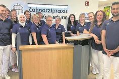 Das Team von der Zahnarztpraxis am Wasserturm (v. lks.): Carsten Ehlert, Maraike Ehlert, Franziska Jäckisch, Nour Alabdullah, Christina Sommerlatt, Birgit Freiberg, Marion Milde, Nicole Thede, Anna-Lena Radtke, Shirin Hamer, Julia Wilutzky, Anja Sparka, Katy Kaiser und Nezar Qadan (es fehlt Samira Zoch).
