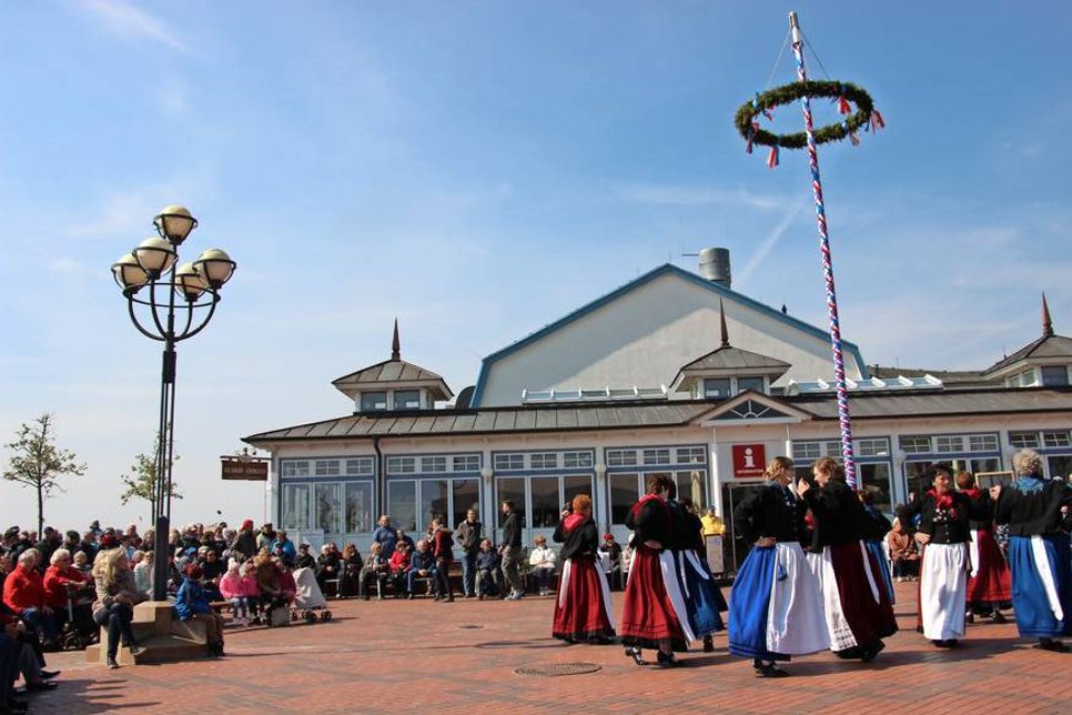Der Volkstanzkreis Blau-Weiß-Rot schmückte den Maibaum.
