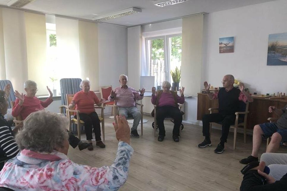 Sitzgymnastik in der Ankerplatz Tagespflege Neustadt.