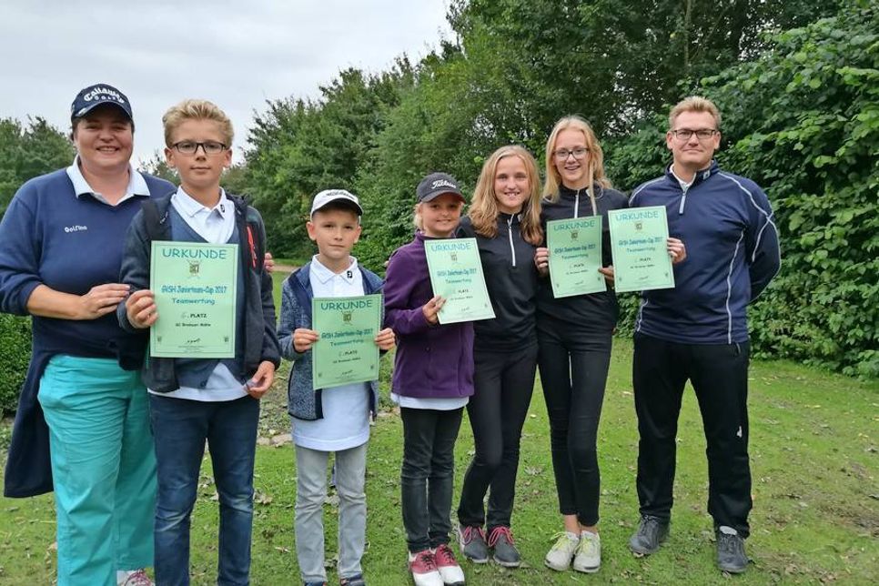 Grömitz. Erstmals wurde vom Golfverband Schleswig-Holstein der GVSH Juniorencup für Kinder unter 14 Jahren ausgerichtet. Ein Team bestand aus fünf Jungen oder Mädchen, die jeweils einem Jahrgang 2003 bis 2007 oder jünger angehören mussten. Es zählten die Brutto- und Nettopunkte addiert. Das Brodauer Team belegte unter 12 Mannschaften den 6. Platz. Für Brodau spielten Phil Blaschke, Charlotte Ankele, Lucas Rieber, Noemi Schmidt und Fenja Thieme. Begleitet wurde das Team von Thomas Schmidt und Steffi Buhtz. Bei der Siegerehrung durch Kolja Hause vom GVSH wurden alle Kinder mit einer Urkunde geehrt und an die erfolgreichsten Teams und Kinder Pokale vergeben. (red)